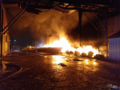 Pożar trzech budynków w Inowrocławiu. Ponad stu strażaków w akcji