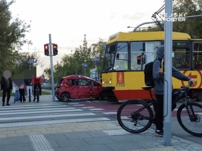 Zderzenie tramwaju z autem. Jedna osoba ranna