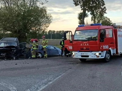 Czołowe zderzenie na krajówce w okolicach Dąbrówki Kościelnej. Trzy osoby w szpitalu