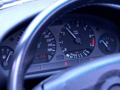 Psujesz auto jednym nawykiem. Zmień technikę jazdy, a mechanik będzie zbędny