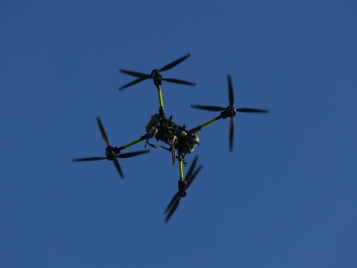 Alarm na lotnisku w Pradze. Służby otrzymały zgłoszenie o zbliżającym się roju dronów