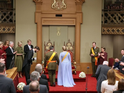 Wielkie zatrzęsienie w pałacu, potwierdzono abdykację władcy. Książę Wilhelm już objął tron
