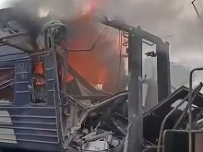 Rosyjski atak na dworzec i pociąg pasażerski. Wagon stanął w ogniu