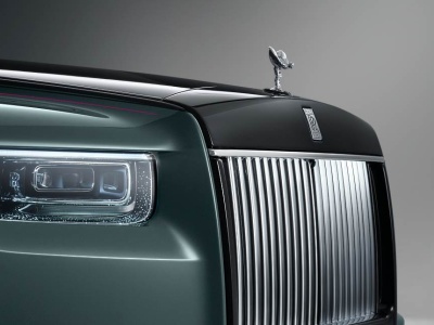 Kiedyś na bogato, dziś skromnie. Tak zmieniało się logo Rolls-Royce'a