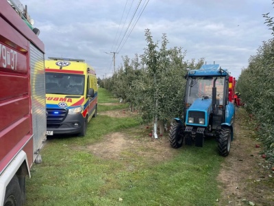 Tragiczny wypadek. Nie żyje mężczyzna potrącony przez platformę sadowniczą