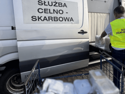 KAS skontrolowała przesyłki kurierskie. Skrzętnie ukryto w nich aż 53 kg nielegalnej substancji