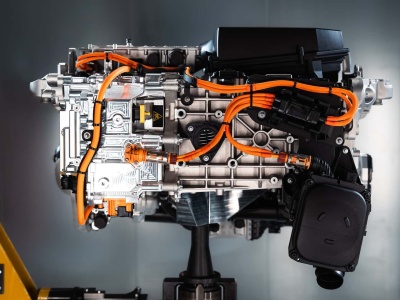 BMW idzie pod prąd. Ten samochód tankujesz jak benzynę, a jedziesz jak elektrykiem