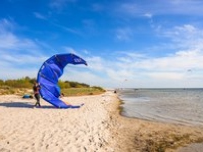 Tragedia w Jastarni. Silny wiatr porwał 59-letniego kitesurfera