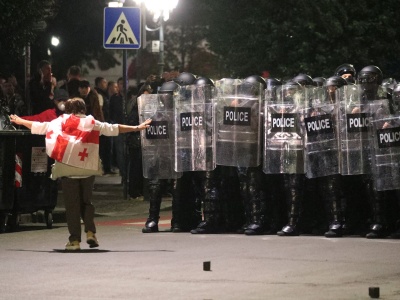 Protesty w Gruzji. Demonstranci próbowali wedrzeć się do Pałacu Prezydenckiego