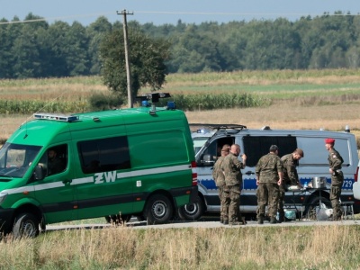 Szczątki przypominające drona na Mazowszu. Służby prowadzą działania