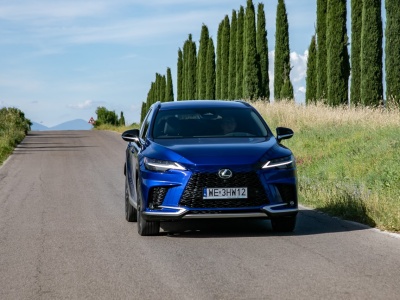 Lexus nie bierze jeńców. Polacy pokochali hybrydy, a wyniki mówią same za siebie