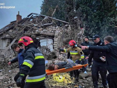 Zełenski ujawnia: 50 rakiet i 500 dronów uderzyło w Ukrainę