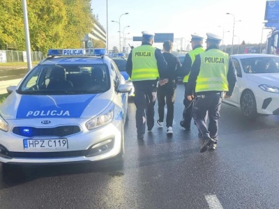 Poranna kolizja w Alejach Jerozolimskich. 23-latek z BMW miał prawie 2 promile. Kierujący Daewoo wjechał w strażaków