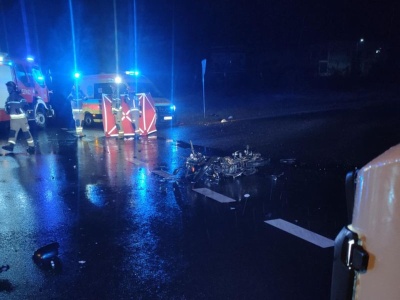 Zderzenie auta z motorowerem. Jedna osoba zginęła
