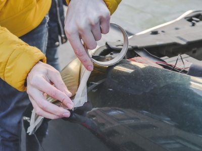 Patent z taśmą, o którym mało kto wie. Tak spryciarze chronią się przed rachunkiem od mechanika