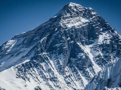 Akcje ratunkowe na zboczu Mount Everestu. Blisko tysiąca osób uwięzionych