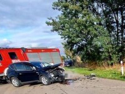 81-latek za kierownicą. Skończyło się poważną stłuczką na skrzyżowaniu