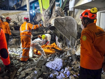 Indonezja: spod gruzów zawalonej szkoły w Sidoarjo wydobyto dotychczas 54 ciała