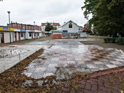 Więcej zieleni koło czołgu