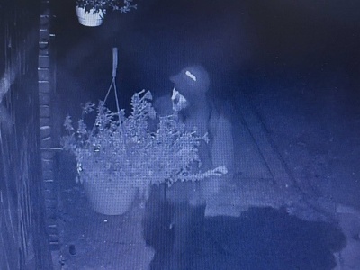 Włamywacz wtargnął do parafialnego budynku. Policja namierza mężczyznę