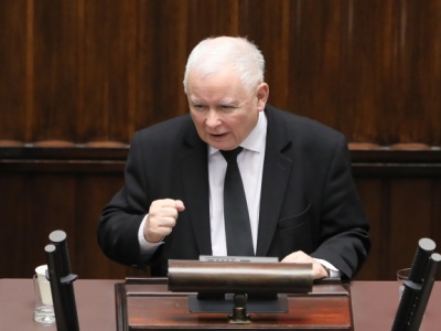 Kaczyński w reakcji na słowa Merkel: Wojna w Ukrainie jest prowadzona m.in. za niemieckie pieniądze