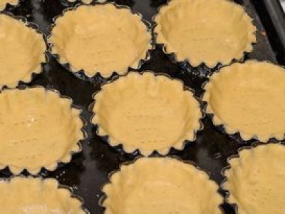 Najlepsi cukiernicy dodają do kruchego ciasta. Jest delikatne i nie namaka