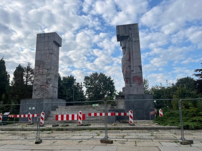 „Szubienice” oczyszczone z haseł, ale nie z kontrowersji. Ile kosztowało usunięcie skutków wandalizmu?