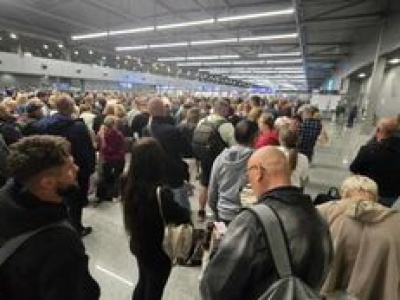 Godzinami czekali na odprawę. Tłumy na lotnisku w Polsce. Oto nagranie