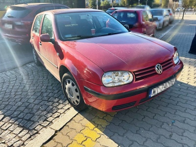 Kierowca prowadził auto mimo sądowych zakazów, był pod wpływem narkotyków, a w bagażniku wiózł młodą kobietę