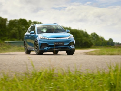 Sprzedaż BYD wystrzeliła o 880% – Czy Tesla przegra w Europie?