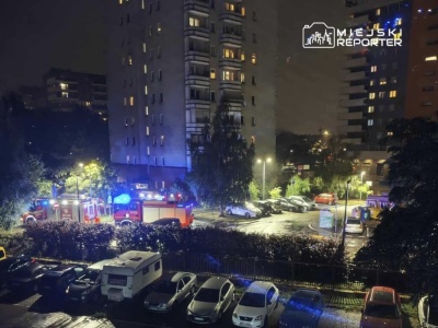 Dwie interwencje straży pożarnej na Nowodworach. Pożar stropodachu w bloku