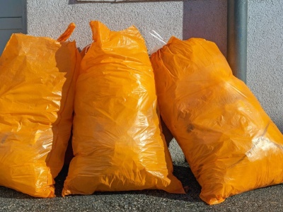 Pomarańczowe worki na śmieci. Polacy wciąż nie widzą, co powinno do nich trafić