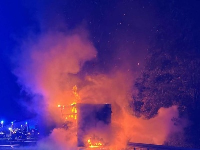 Potworny pożar na A7 w Niemczech: Ciężarówka stanęła w płomieniach – Autostrada zablokowana