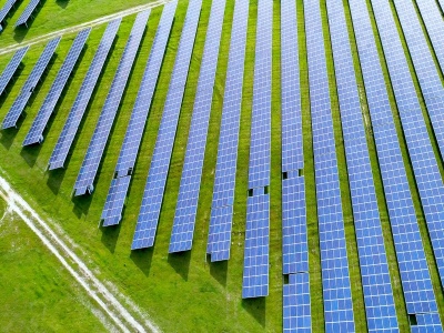 Raport: Po raz pierwszy farmy słoneczne i wiatrowe wytworzyły więcej energii niż elektrownie węglowe