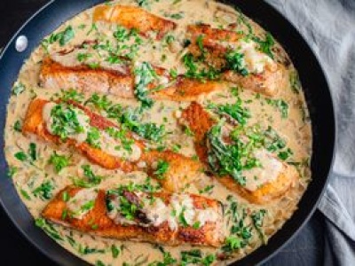 Zanurz kawałki łososia w kremowym sosie. Smak jak z restauracji, a na składniki nie wydasz fortuny