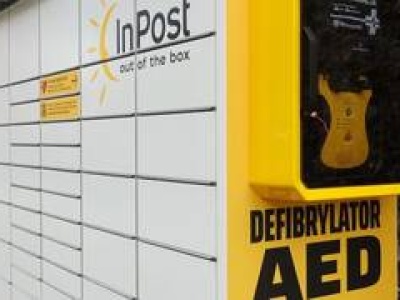 Paczkomaty mogą uratować życie. Na wybranych maszynach zawisną defibrylatory AED