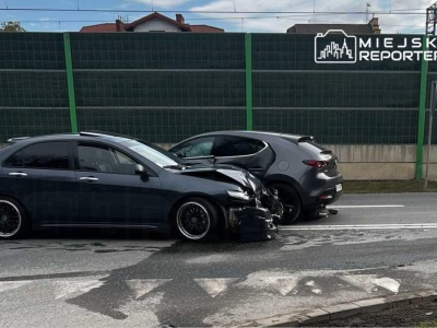 Zderzenie dwóch aut w Ursusie. Pojazdy mocno uszkodzone