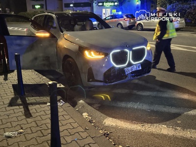 Kierująca nie opanowała tygodniowego BMW. Wjechała w drzewo i pieszego uszkadzając autobus