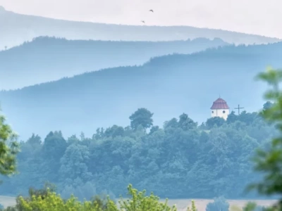 Tajemniczy zamek i kapliczka na wzgórzu. Odkryj uroki Gryfowa Śląskiego