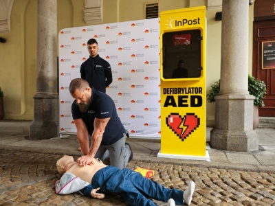 Całodobowe defibrylatory AED na paczkomatach we Wrocławiu.