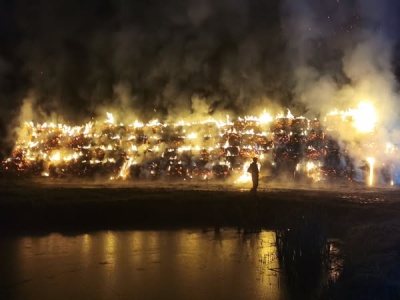 Płomienie zniszczyły roczny zapas słomy. Druh OSP stracił wszystko w ogniu! Teraz on potrzebuje ratunku