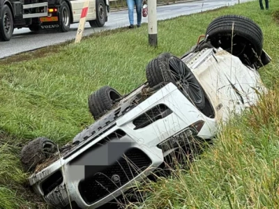 Dachowanie pod Wrocławiem. Auto wpadło do rowu, jedna osoba została ranna