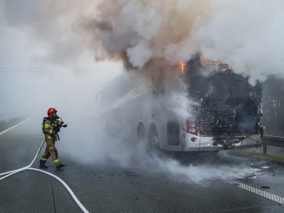 Pożar autokaru na trasie S8. Dzieci ewakuowano do remizy OSP