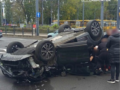 Zderzenie dwóch aut na Woronicza. Jedno z aut dachowało