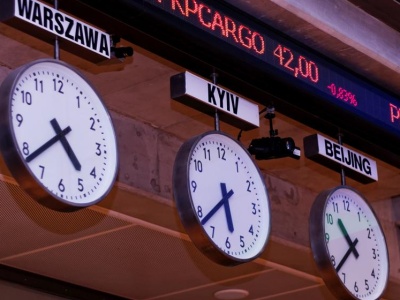 Słabsze banki i mocny KGHM. Sesja z bankierami centralnymi w tle