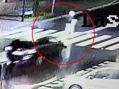 Zmiotła ją z drogi. Widać tylko nogi 12-latki. Przerażające nagranie
