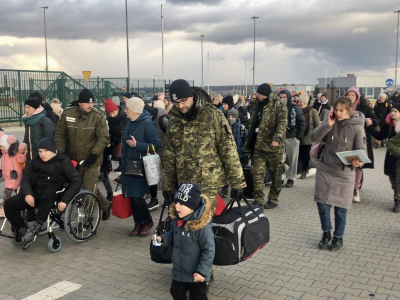 Połowa Polaków uważa, że pomoc dla uchodźców z Ukrainy jest zbyt duża – wynika z sondażu CBOS