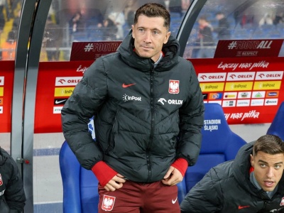 Robert Lewandowski poza składem Polaków. Kapitan w kurtce zamiast w ataku