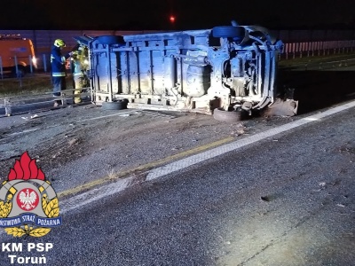 Nocny wypadek na autostradzie A1 w gminie Lubicz. Zderzenie busa i osobówki