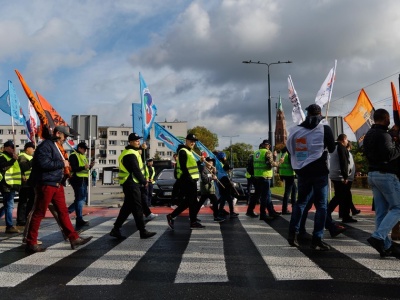 Krzyk rozpaczy pracowników hut. Tani surowiec zalewa Polskę